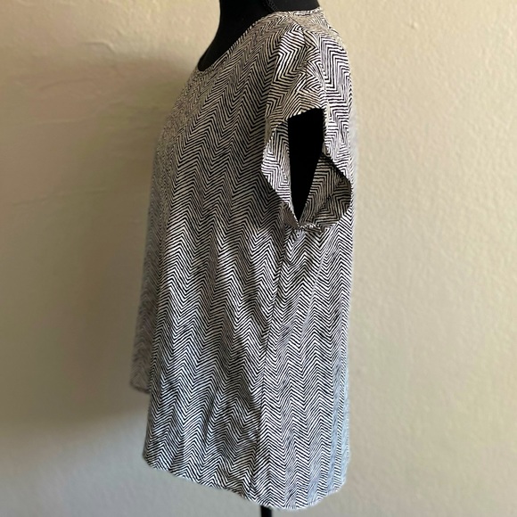 Forever 21 • Black & White Shortsleeved Blouse - Picture 2 of 9